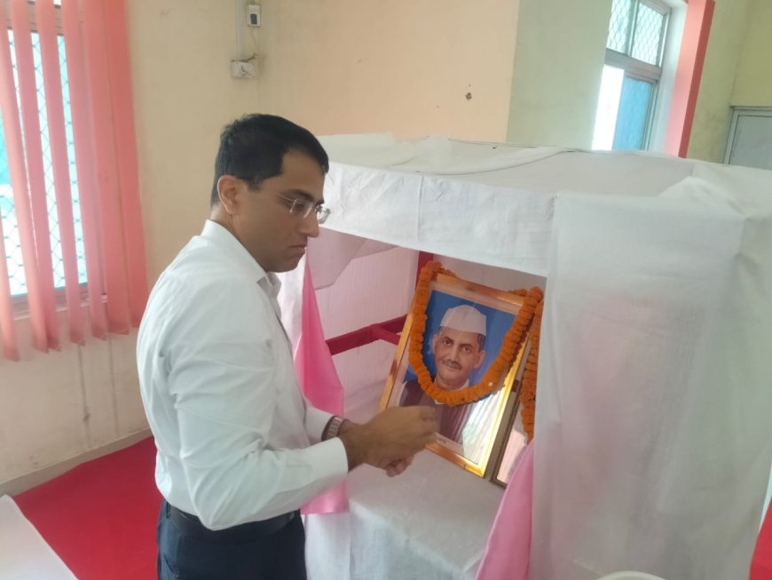 एडीजी जोन कार्यालय पर महात्मा गांधी व लाल बहादुर शास्त्री को  किया गया पुष्पांजलि  अर्पित