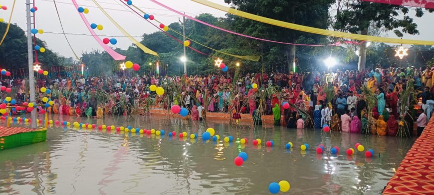 अस्ताचलगामी सूर्य को व्रती महिलाओं ने दिया अर्घ्य,मथौली में उमड़ा आस्था का जनसैलाब