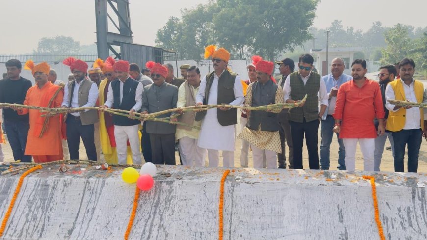 गन्ना पेराई सत्र का शुभारंभ कर गन्ना किसानों को भेंट की शाल