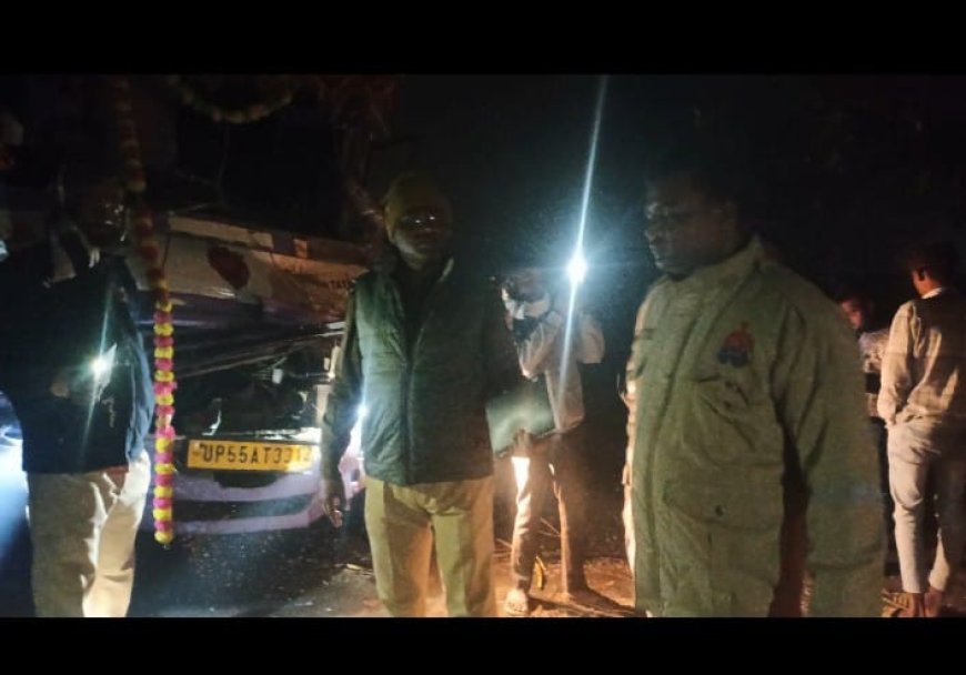 गन्ना लदी ट्राली से टकराई बस,दो घायल