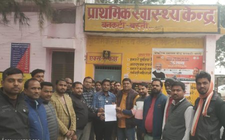 सीएचसी के स्थानांतरण की सूचना पर बिफरे वार्ड सभासद,सौंपा ज्ञापन