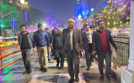 नगर आयुक्त ने किया गोरखनाथ मंदिर का निरीक्षण