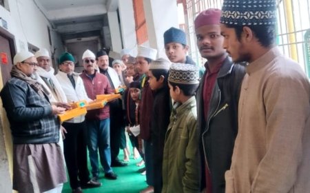 हजरत अली के जन्म दिवस पर मदरसों के बच्चों व गरीबों में बांटी मिठाईयां