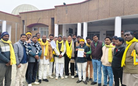 पीएचसी पर चिकित्सक व नर्स तथा एम्बुलेन्स की मांग को लेकर डीएम को ज्ञापन