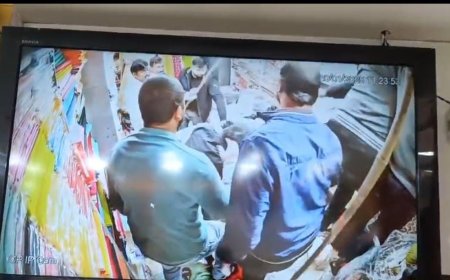 कपड़ा शोरूम पर जमकर मारपीट व तोड़फोड़, दो कर्मचारी गंभीर