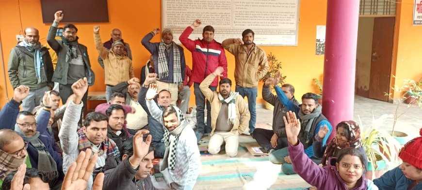 एंटीकरप्शन टीम के खिलाफ लेखपाल संघ का धरना प्रदर्शन