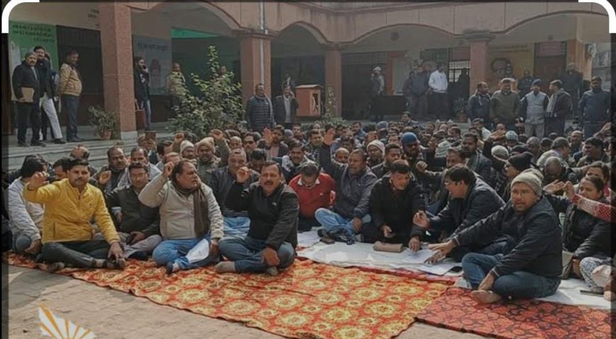 राजस्व कर्मचारियों ने एंटी करप्शन के खिलाफ दिया धरना, डीएम को सौपा ज्ञापन