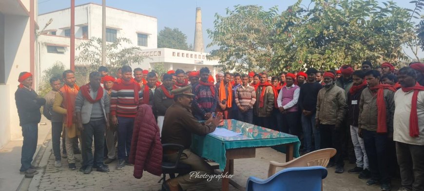 चौकीदारों की बैठक कर थानेदार ने दिया आवश्यक निर्देश,बांटा कम्बल व सीटी