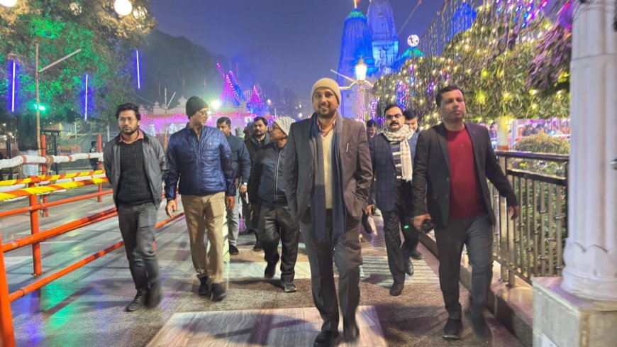 नगर आयुक्त ने किया गोरखनाथ मंदिर का निरीक्षण