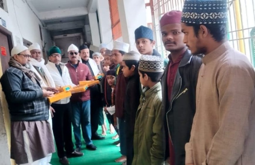 हजरत अली के जन्म दिवस पर मदरसों के बच्चों व गरीबों में बांटी मिठाईयां