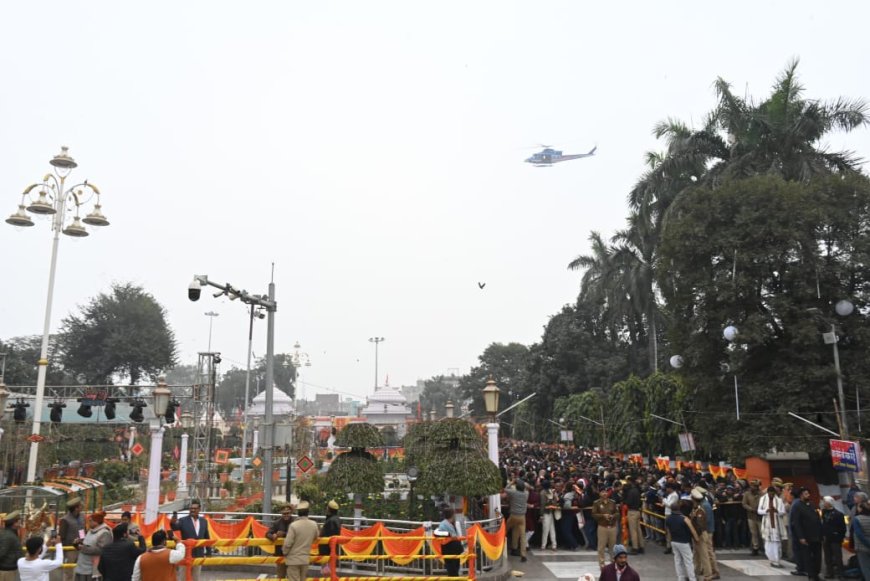 खिचड़ी मेले में श्रद्धालुओं पर हेलीकॉप्टर से हुई पुष्पवर्षा, श्रद्धालुओं ने लगाए जयकारे
