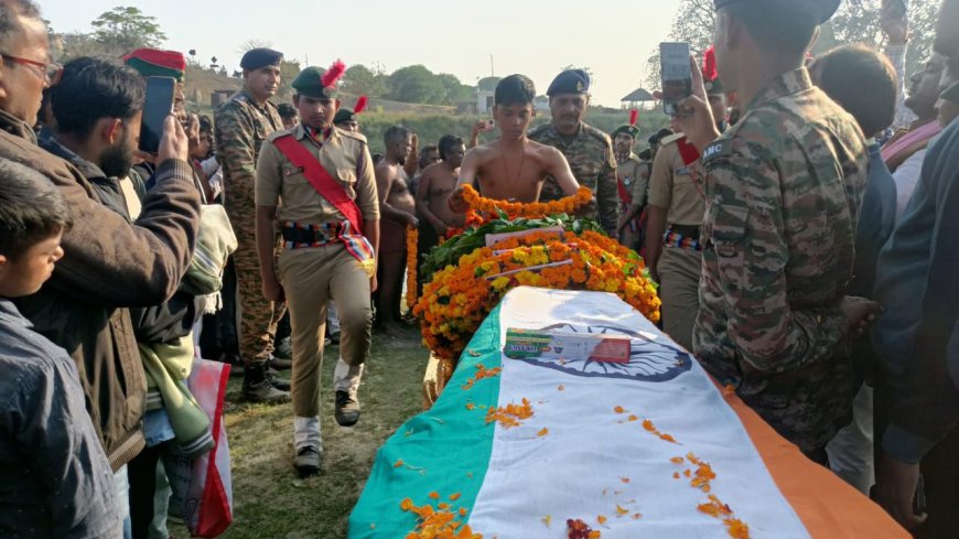 सैनिक के पार्थिव शरीर को बेटे ने दी मुखाग्नि, राजकीय सम्मान से हुआ अंतिम संस्कार