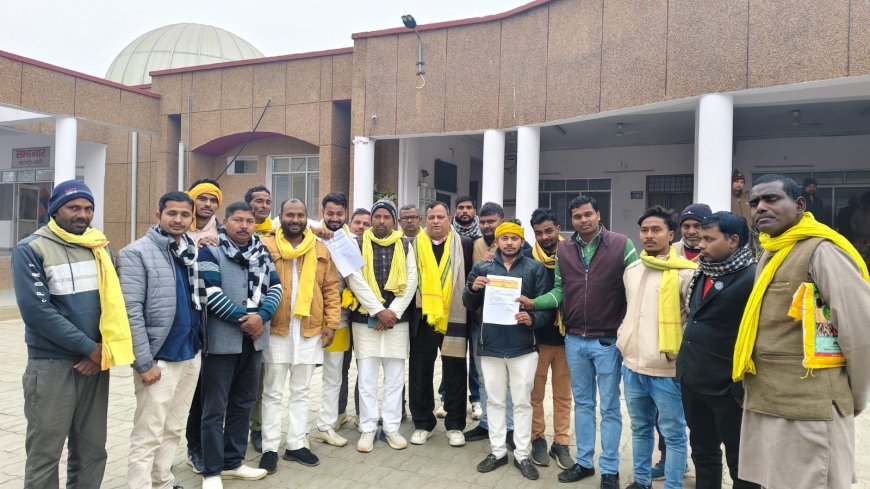 पीएचसी पर चिकित्सक व नर्स तथा एम्बुलेन्स की मांग को लेकर डीएम को ज्ञापन