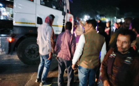 ट्रक की चपेट में आई बाइक, चालक घायल