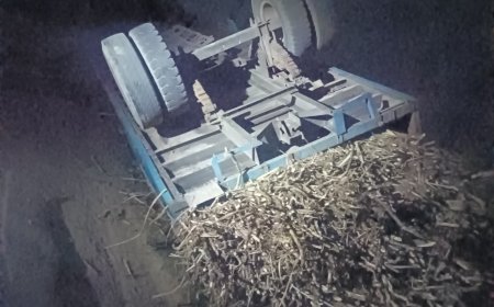 गन्ना लदा अनियंत्रित ट्राला पलटा,बाइक छोड़ चालक ने बचाई जान