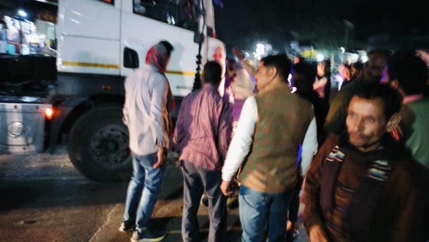 ट्रक की चपेट में आई बाइक, चालक घायल