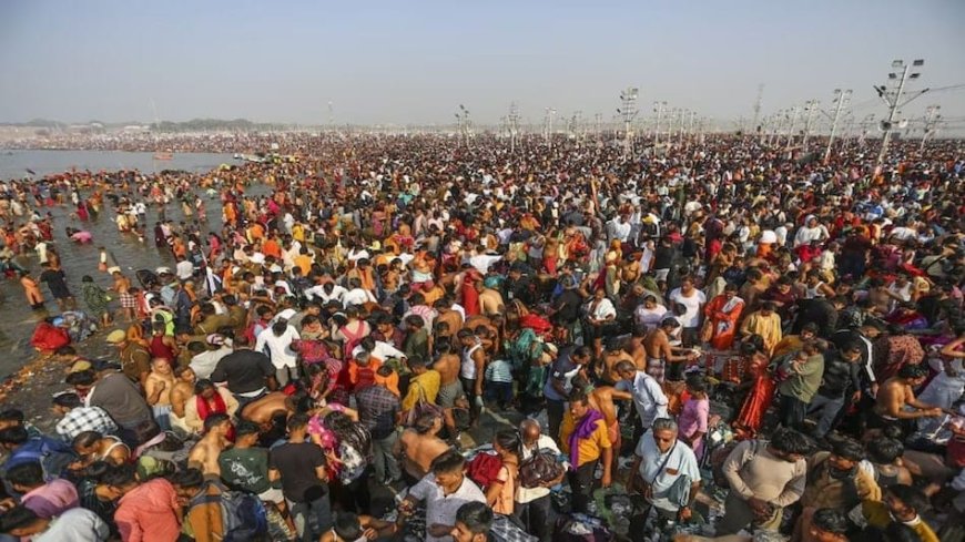 नेपाल के लाखों श्रद्धालुओं ने संगम में लगाई आस्था की डुबकी, साथ ले जा रहे हैं गंगा जल व रेत