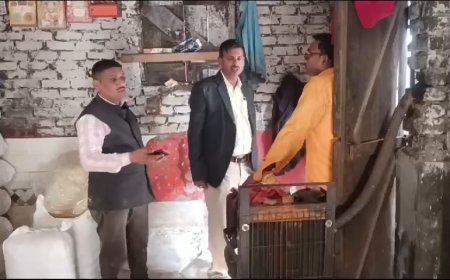 नमकीन फैक्ट्री पर छापेमारी,तीन कुंतल एक्सपायरी सामग्री नष्ट