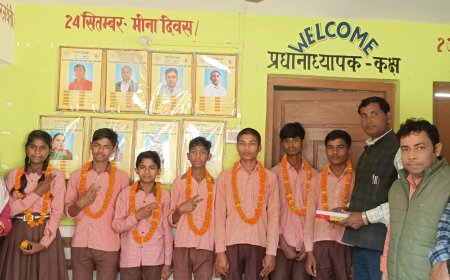 एनएमएमएस परीक्षा में सफल छात्रों को फूलमाला पहनाकर किया सम्मानित