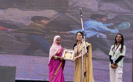 विश्व महिला दिवस पर बीबीडी में सम्मानित हुईं आसिया गोरखपुरी