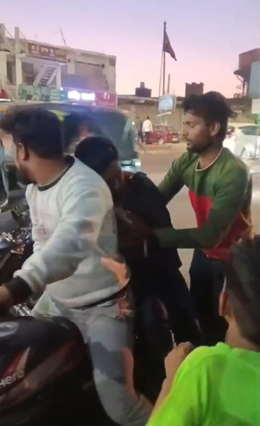 मुर्गा काटने वाले चाकू से दो महिलाओं समेत 4 को काटा