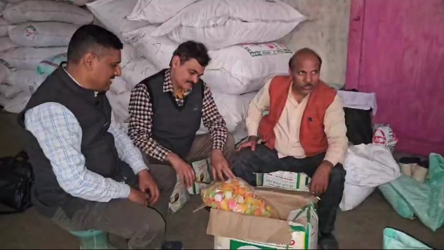 एक्सपायरी तेल व प्रतिबंधित रंग से हो रहा था खाद्य पदार्थों का उत्पादन, फूड विभाग ने की छापेमारी