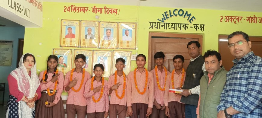 एनएमएमएस परीक्षा में सफल छात्रों को फूलमाला पहनाकर किया सम्मानित