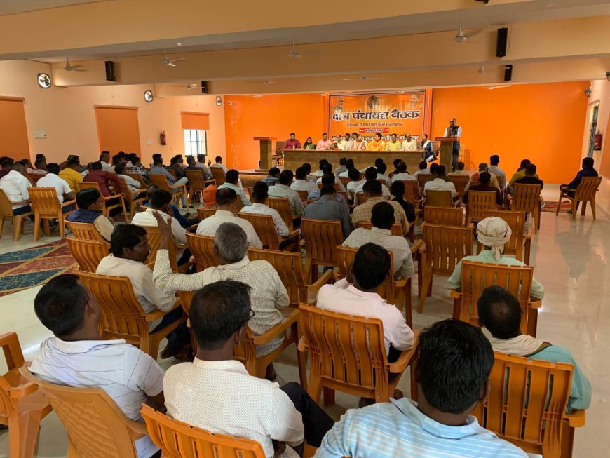 ग्राम प्रधान व क्षेत्र पंचायत सदस्यों की बैठक,अबीर गुलाल उड़ाए