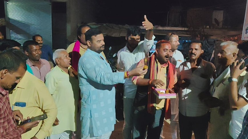 दूसरी बार भाजपा जिलाध्यक्ष बने विवेकानंद मिश्र, समर्थकों ने बांटी मिठाईयां