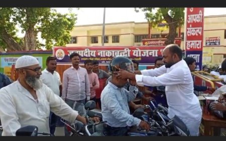 थाना गेट के सामने समाजसेवी ने बाइक चालकों में बांटे हेलमेट
