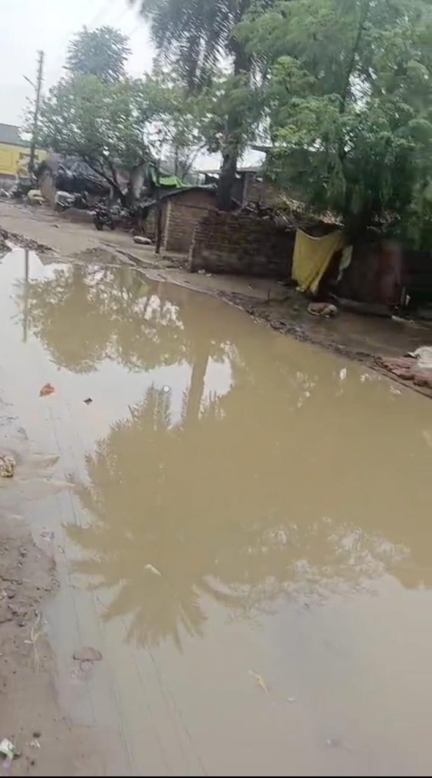 पीपीगंज में नाली निर्माण न होने से आवागमन बाधित