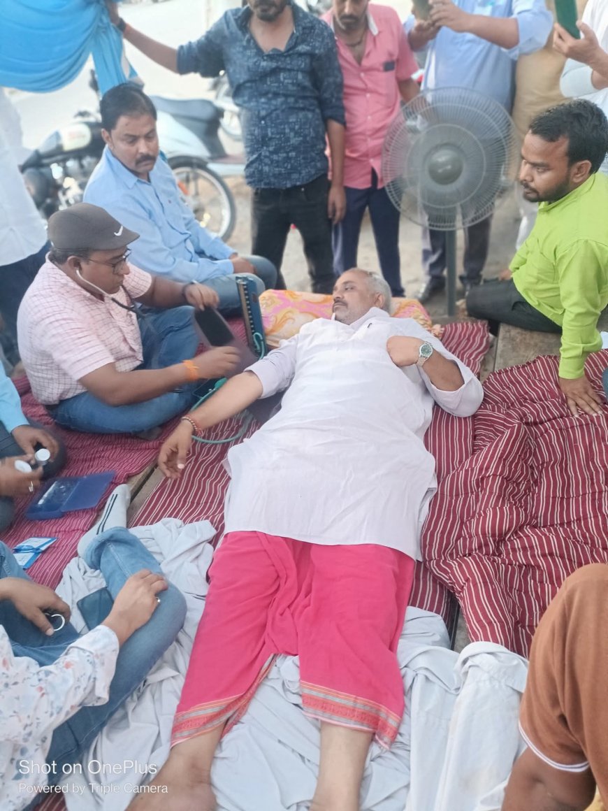 आमरण अनशनकारी की हालत बिगड़ी, नहीं पहुंचे जिम्मेदार अधिकारी