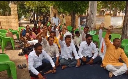 कमीशन मांगने पर बीडीओ पर भड़के प्रधानों ने ब्लॉक गेट पर जड़ दिया ताला