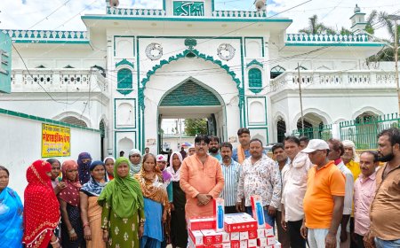 सफाई योद्धाओ को पार्षद ने दिया थरमस, खिल उठे चेहरे