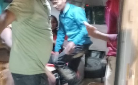 बाइक सवार ने खड़ी बाइक में ठोका, हालत गंभीर