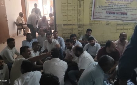 कैम्पियरगंज तहसील के लेखपालों ने हापुड़ डीएम के खिलाफ खोला मोर्चा-- सौंपा ज्ञापन