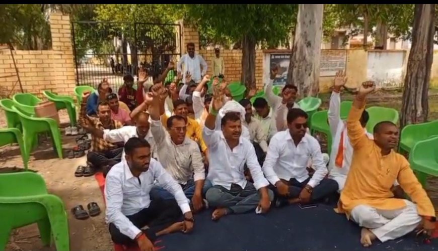 कमीशन मांगने पर बीडीओ पर भड़के प्रधानों ने ब्लॉक गेट पर जड़ दिया ताला