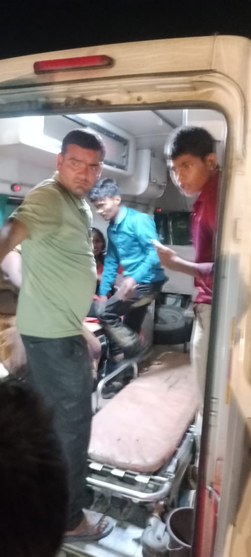 बाइक सवार ने खड़ी बाइक में ठोका, हालत गंभीर