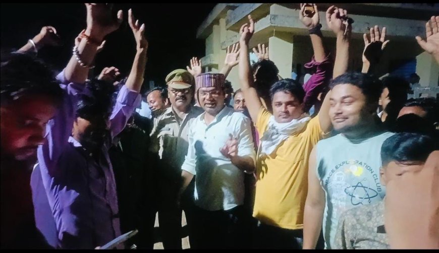 विद्युत कटौती के विरोध में देईसांड़ उपकेंद्र पर उपभोक्ताओं ने किया प्रदर्शन