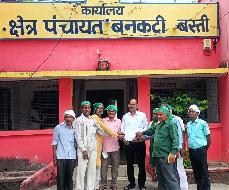 स्कूलों के विलय पर रोक लगाने सहित पांच सूत्रीय मांगों को लेकर सौंपा ज्ञापन