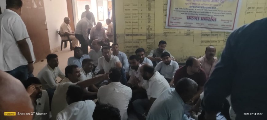 कैम्पियरगंज तहसील के लेखपालों ने हापुड़ डीएम के खिलाफ खोला मोर्चा-- सौंपा ज्ञापन