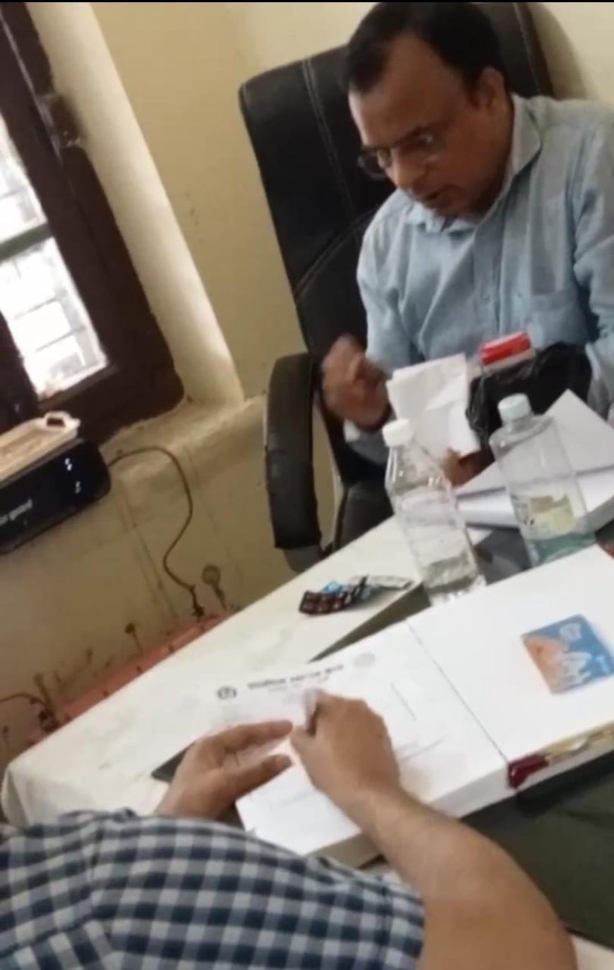 आयुर्वेद के चिकित्सक लिख रहे एलोपैथ की दवाएं