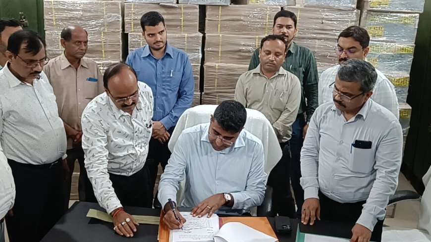 नवागत डीएम दीपक मीणा ने ग्रहण किया पदभार