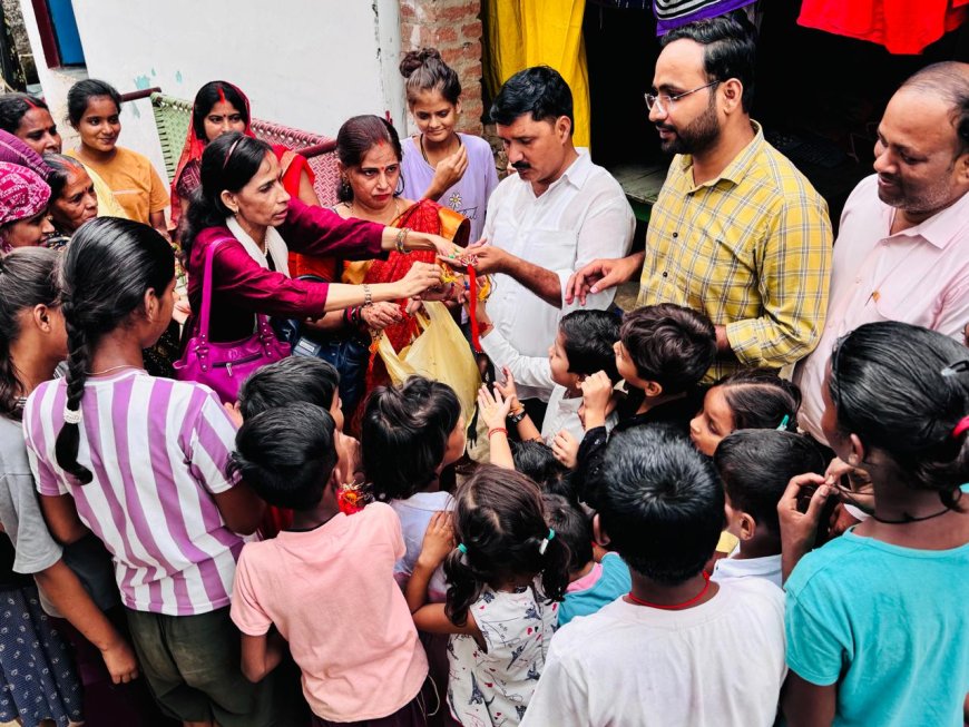 बस्ती विकास समिति द्वारा जरूरतमंदों ने बांटी गई राखियां