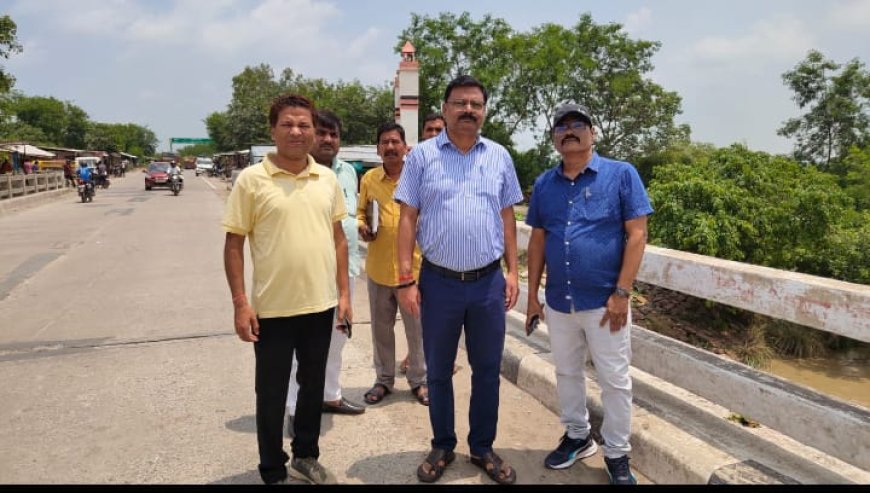 मुंडेरवा मिल के जीएम ने जाना बाढ़ग्रस्त इलाके के गन्ने की फसल का हाल