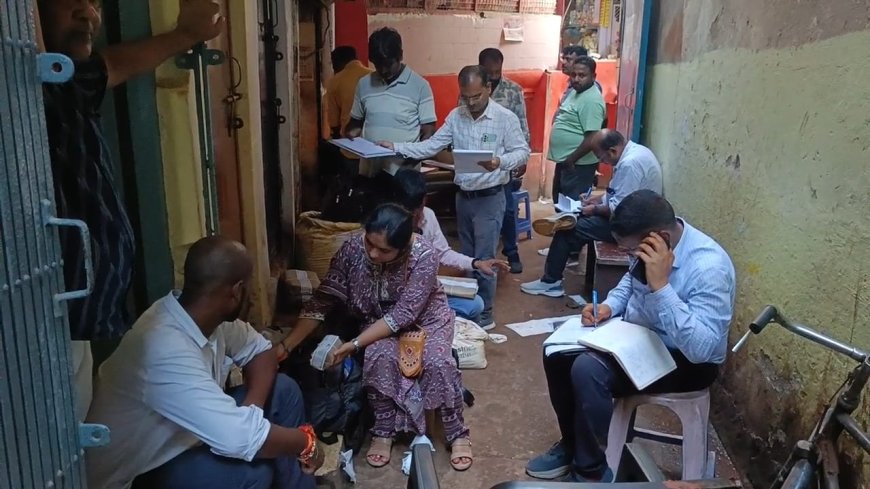 फूड विभाग की टीम ने साहबगंज में नकली मसाले की फैक्ट्री पर की छापेमारी,लिया नमूना