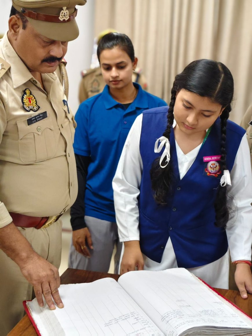 बुके देकर किया गोरखनाथ थाना प्रभारी बनी काव्या त्रिपाठी  का स्वागत