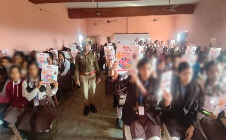 स्कूली छात्राओं को एंटीरोमियो व गुड टच बैड टच को लेकर किया जागरूक