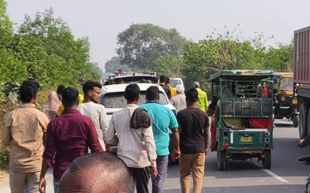 अर्टिगा ने स्कॉर्पियो को पीछे से मारी टक्कर बालबाल बचे कार सवार, वाहन छतिग्रस्त