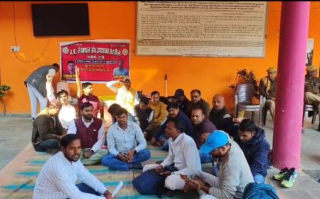 लेखपाल संघ ने किया कार्य बहिष्कार, दिया धरना